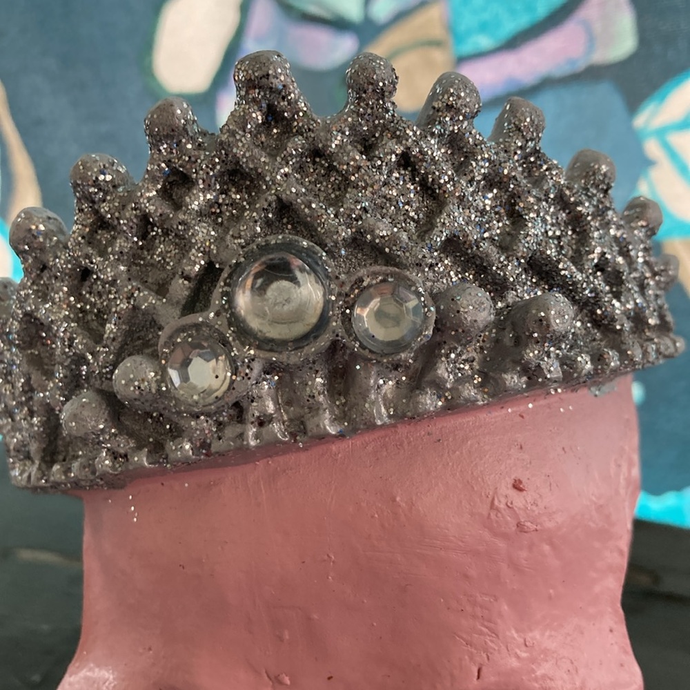 Halloween decorative Skull Sculpture Silver sparkle Crown bubblegum pink goth - Picture 14 of 16